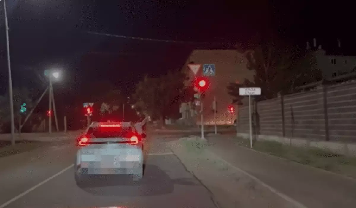 Девушка с криками высунулась из окна ехавшей машины в Павлодаре (ВИДЕО)