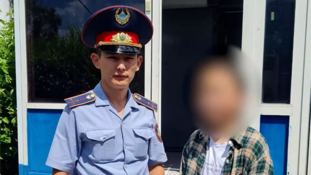 12-летнюю девочку нашли на трассе в Казахстане