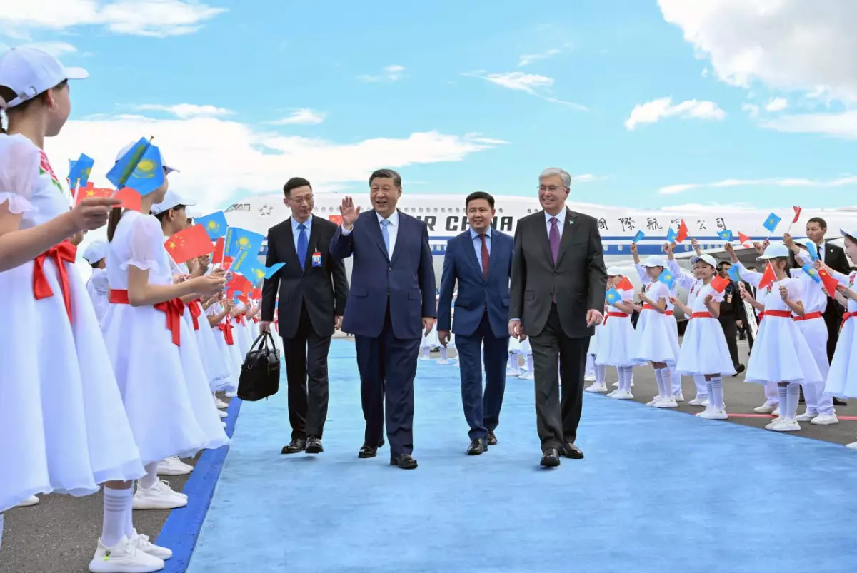 Токаев встретил Си Цзиньпина, прибывшего в Казахстан с государственным визитом