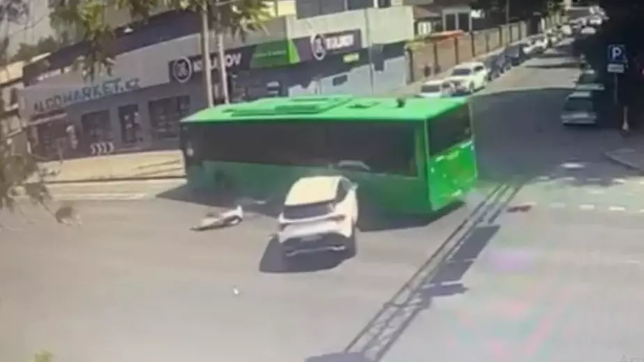 Алматыдағы автобус апаты. Жүргізуші әйел түрмеден босатылды