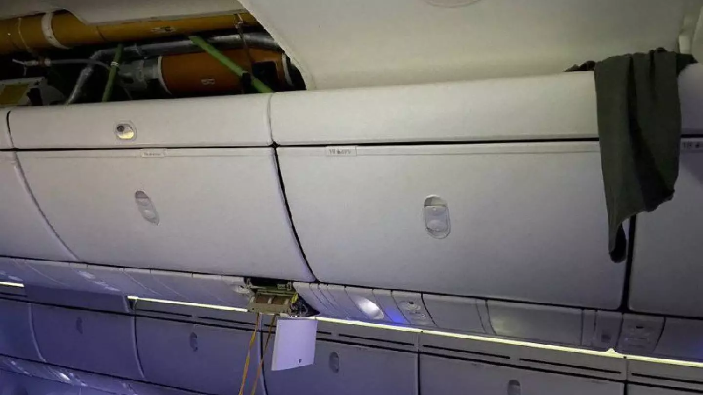 Пассажира пришлось доставать из потолка самолёта после сильной турбулентности