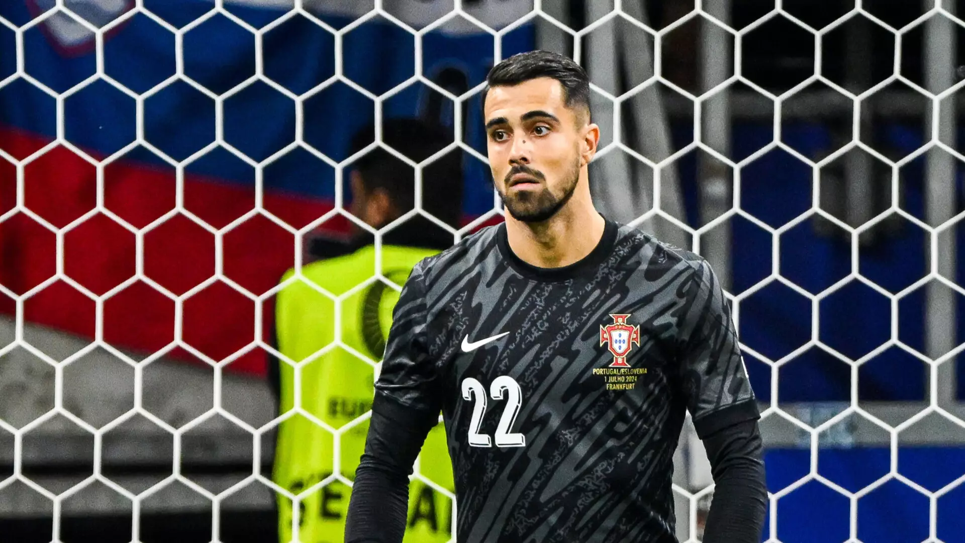 Голкипер сборной Португалии вошел в историю чемпионата Европы
