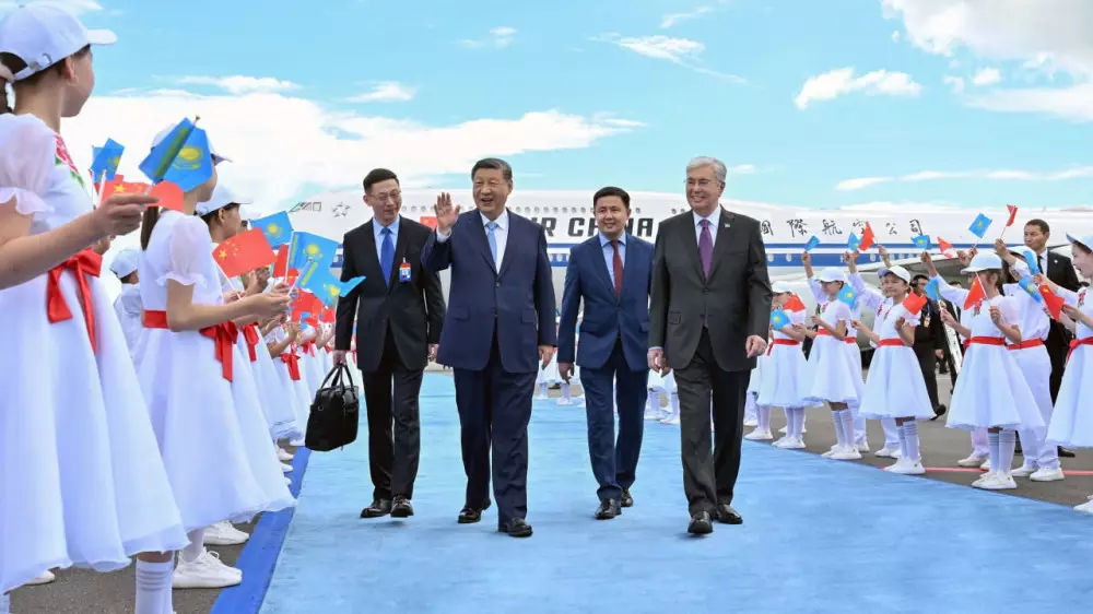 Тоқаев Астана әуежайында Си Цзиньпинді қарсы алды
