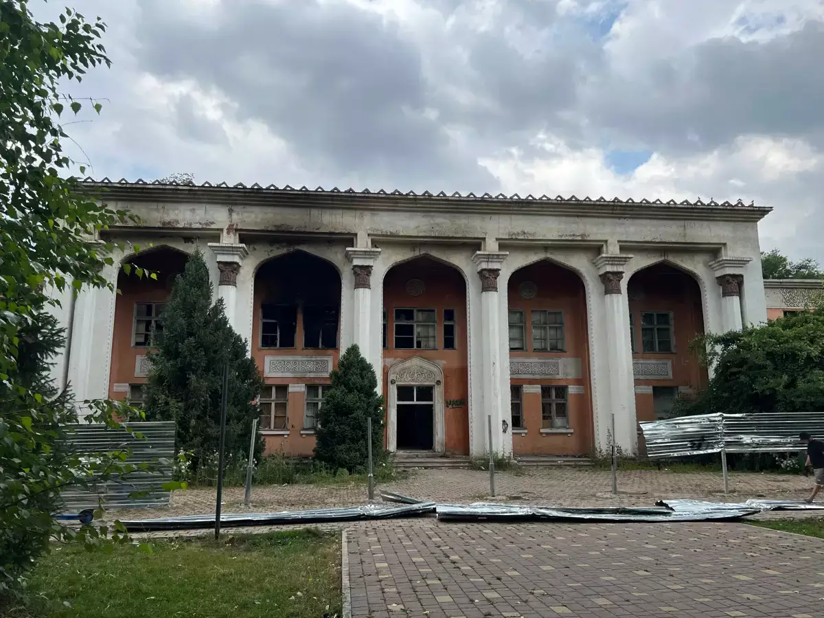 Бездомные и разруха: что происходит с бывшей ж/д больницей в Алматы