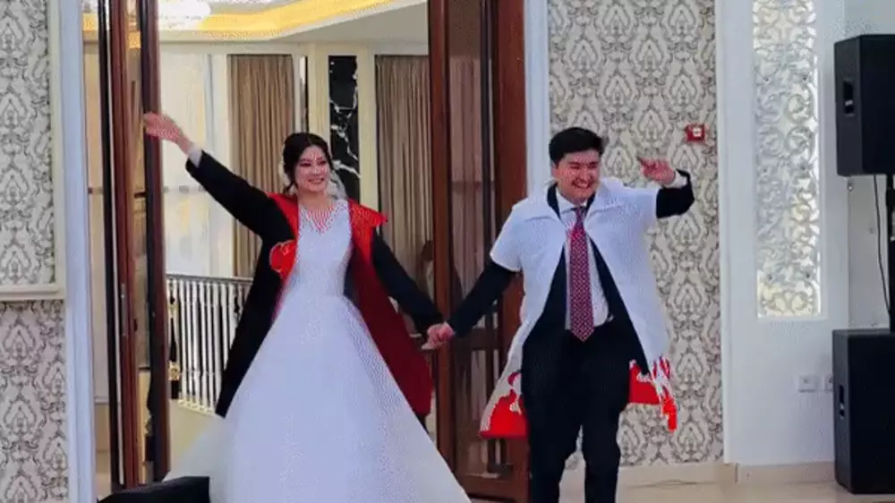 "Внука назовут Боруто": необычный выход жениха и невесты вызвал споры в сети