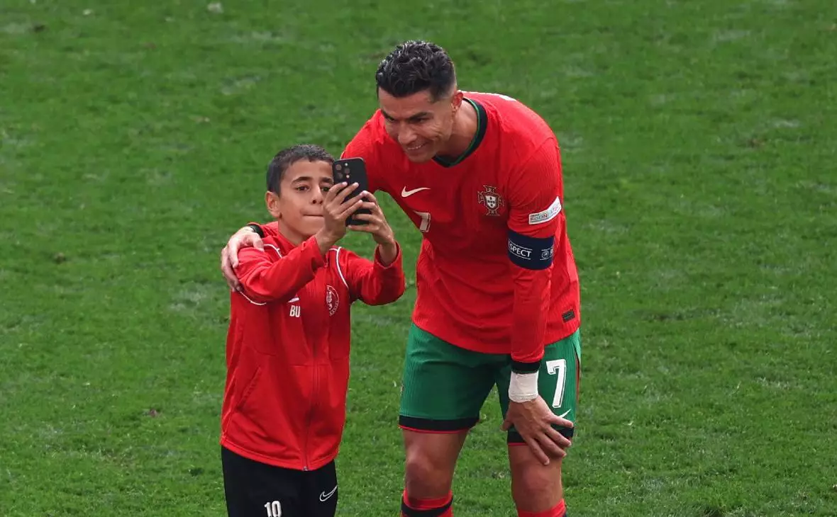 УЕФА оштрафовал Германию за фанатов, выбежавших на поле за фото с Роналду
