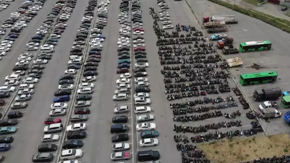 Более тысячи мопедов: штрафстоянку после рейдов показала полиция Алматы