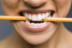 Как стресс влияет на здоровье зубов и десен