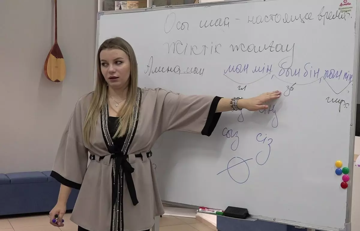 Переплетение культур: русскоязычный педагог обучает государственному языку взрослых
