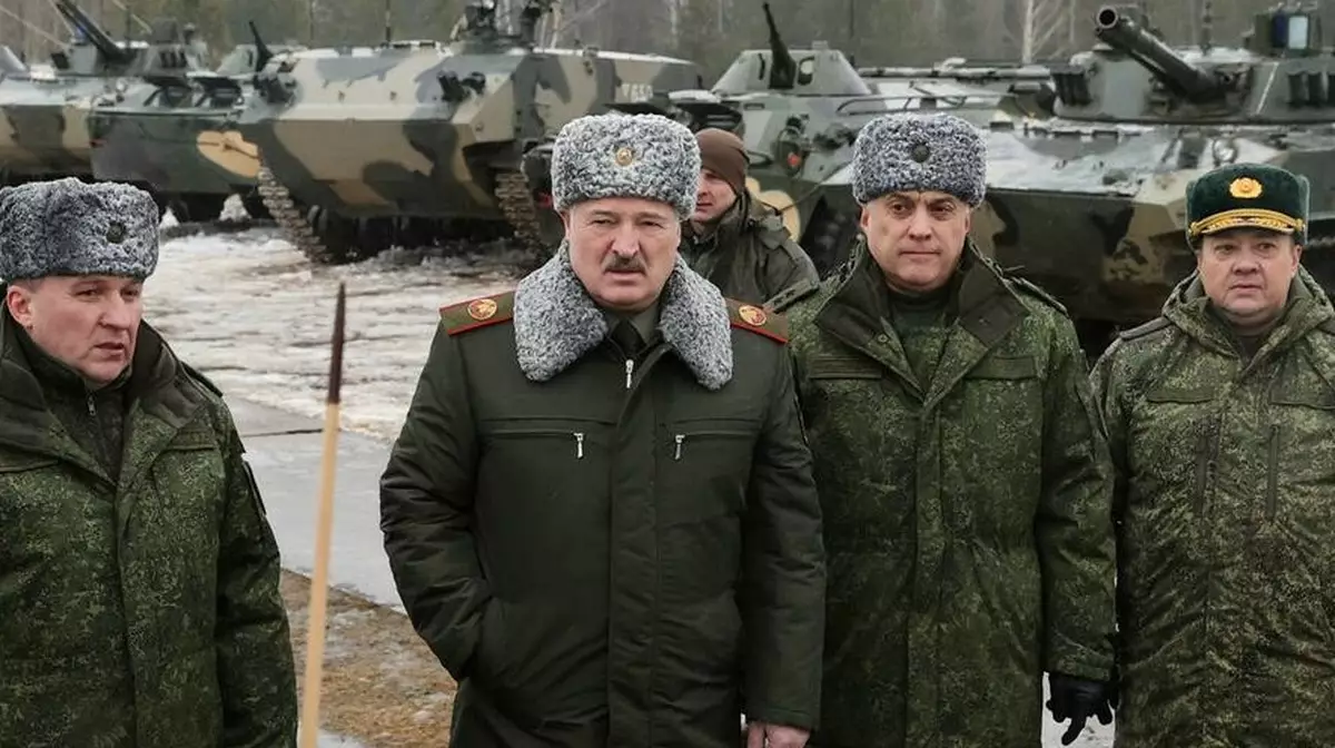 Беларусь хочет войны? Лукашенко стягивает войска к Украине