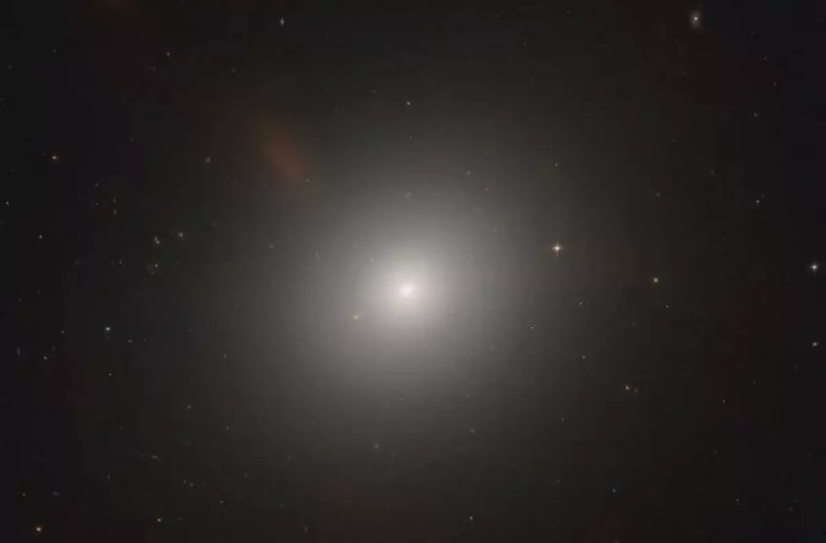 Телескоп Hubble показал галактику с черной дырой массой в 200 млн Солнц