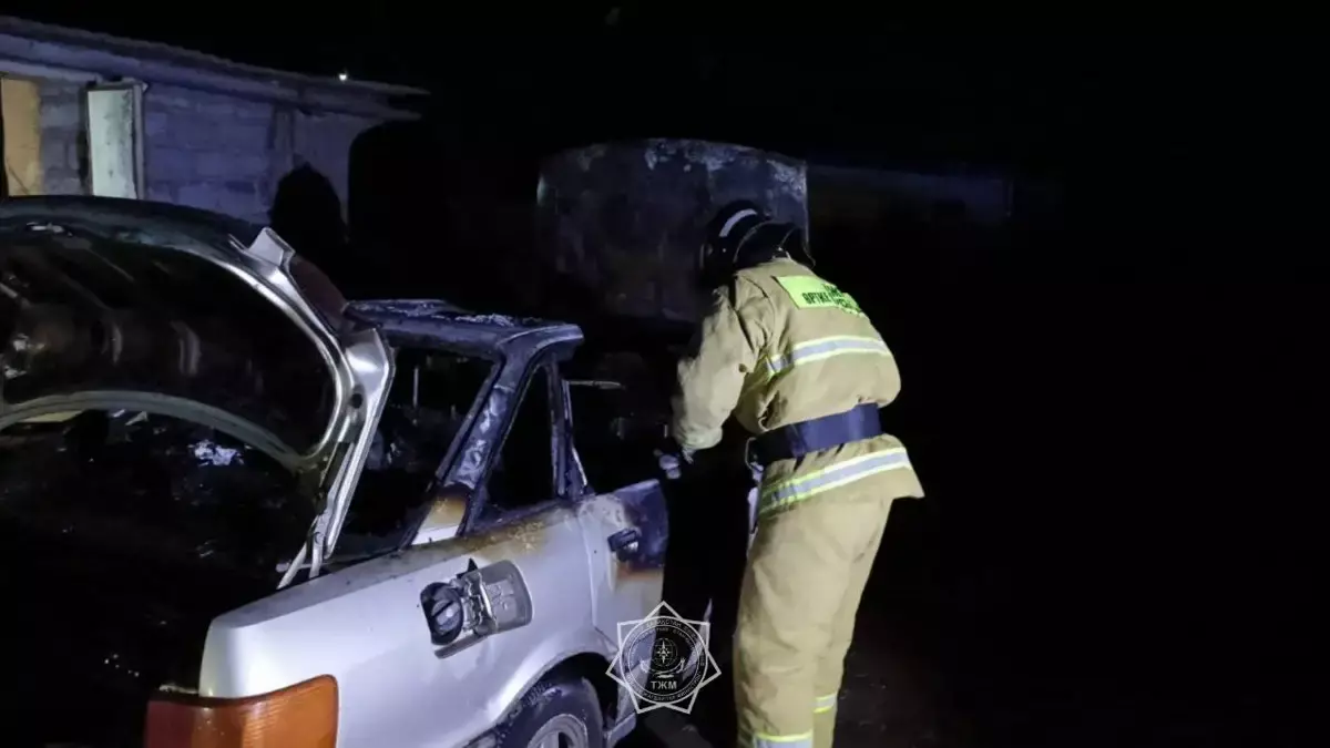 Спасатели за 13 минут потушили горящее авто в Атбасаре
