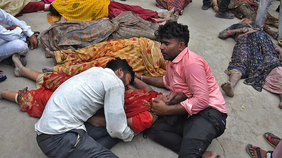 В Индии 116 человек погибли в давке на религиозном собрании
