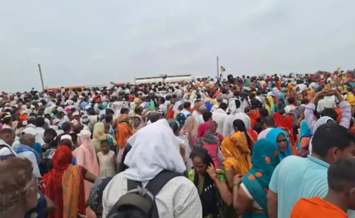 На религиозном празднике в Индии в давке погибли более ста человек