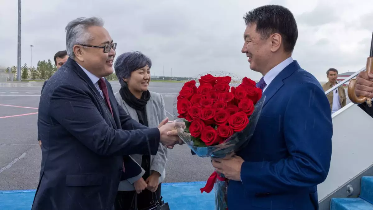 Моңғолия президенті ШЫҰ саммитіне қатысу үшін Астанаға ұшып келді