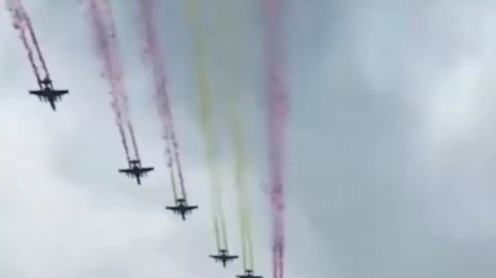 Военные самолеты "раскрасили" небо над Астаной