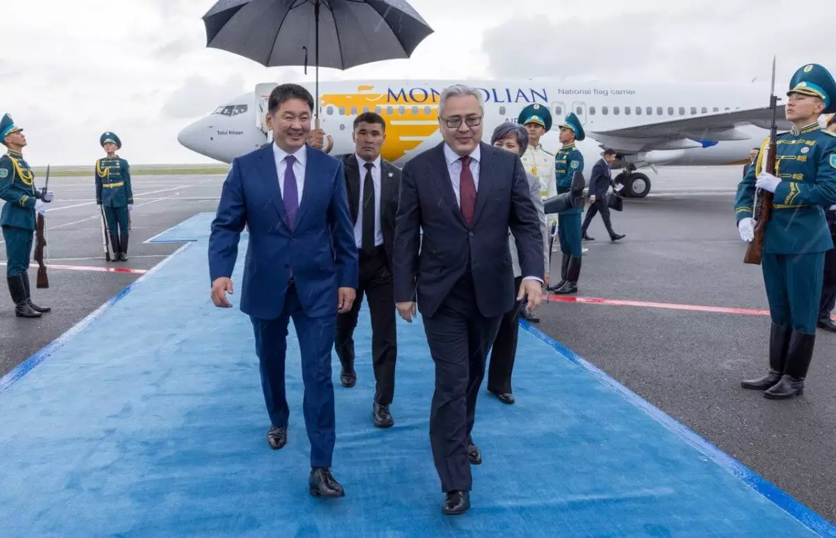 Президент Монголии прилетел в Астану на саммит ШОС