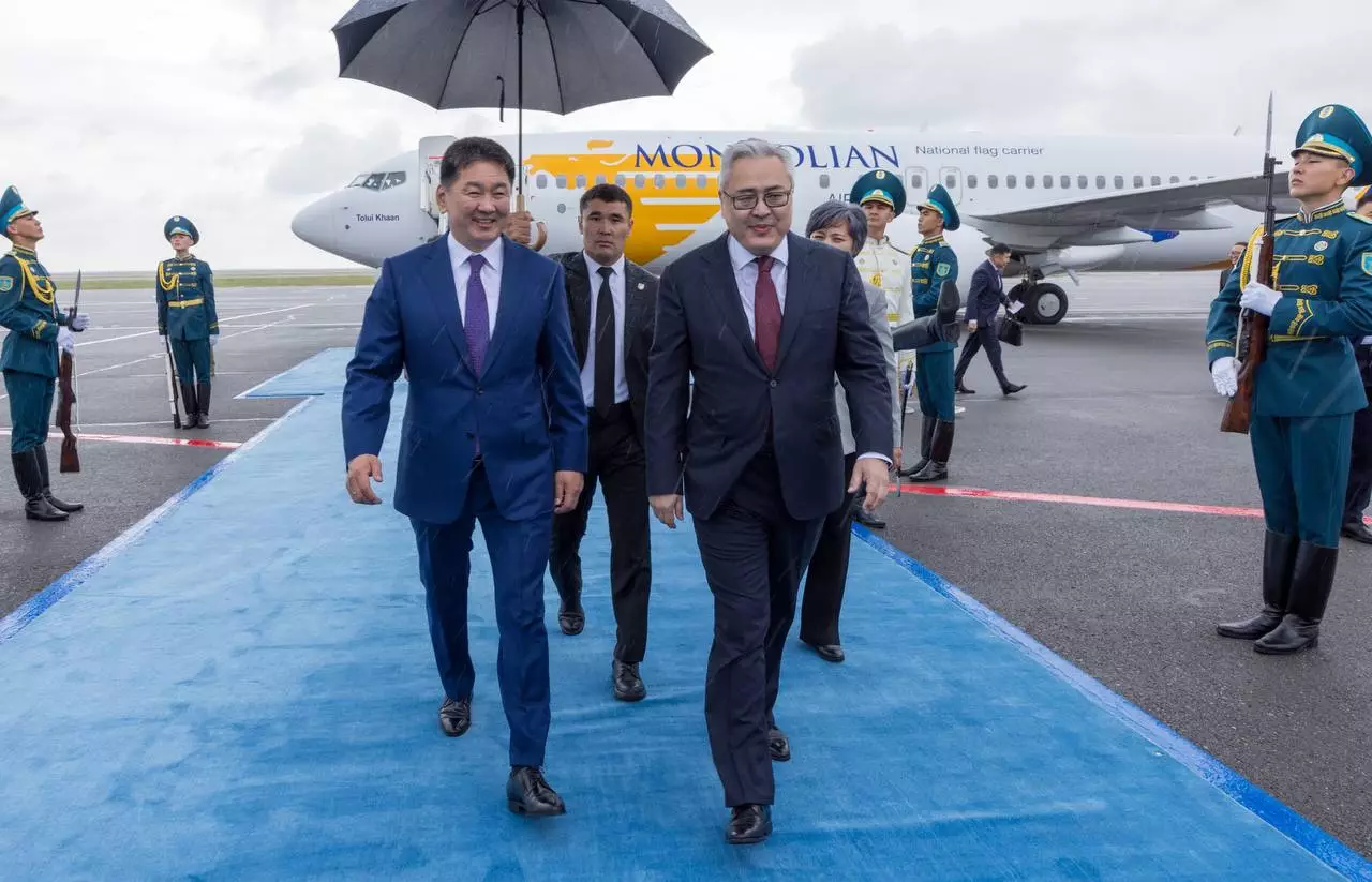 В Астану прибыл президент Монголии