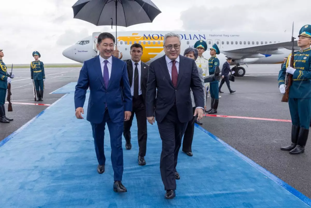 Президент Монголии прилетел в Астану на саммит ШОС