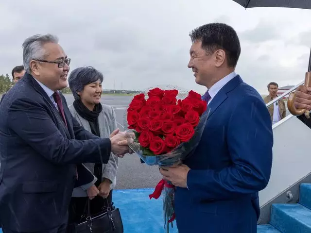 Президент Монголии прилетел в Астану на саммит ШОС 