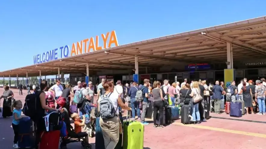 Работники аэропорта Антальи продолжат забастовку до середины июля