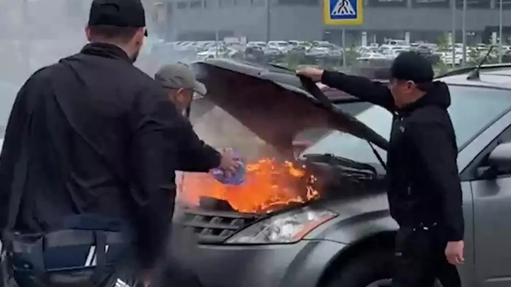 Прохожие спасли горящую машину. Как правильно тушить авто?