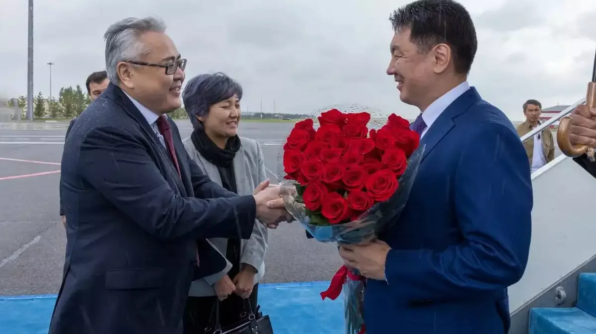 ШЫҰ саммиті: Астанаға Моңғолия президенті ұшып келді