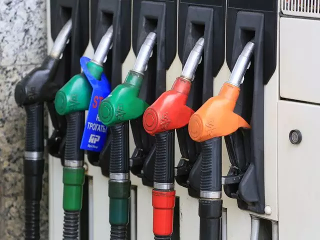 Индекс бензина: сколько топлива можно купить на среднюю зарплату в разных странах?
