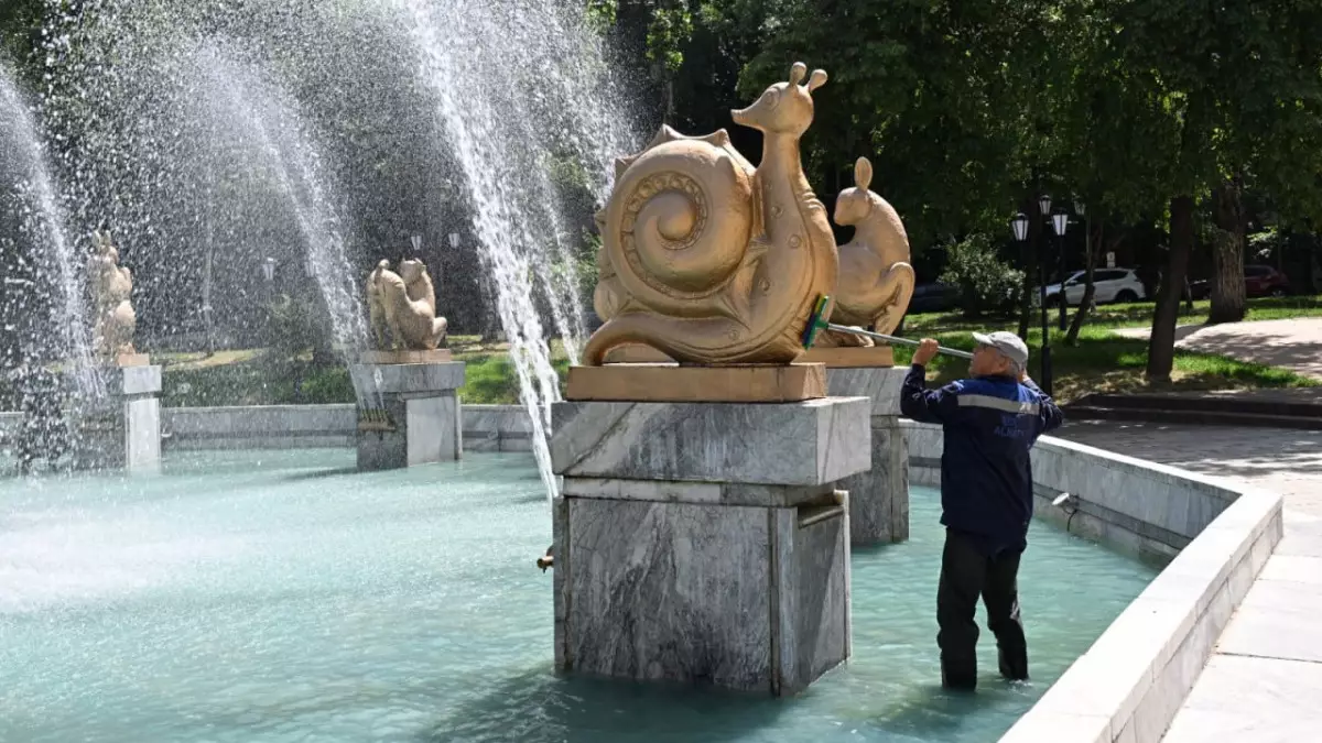 Почти все городские фонтаны очистили в Алматы