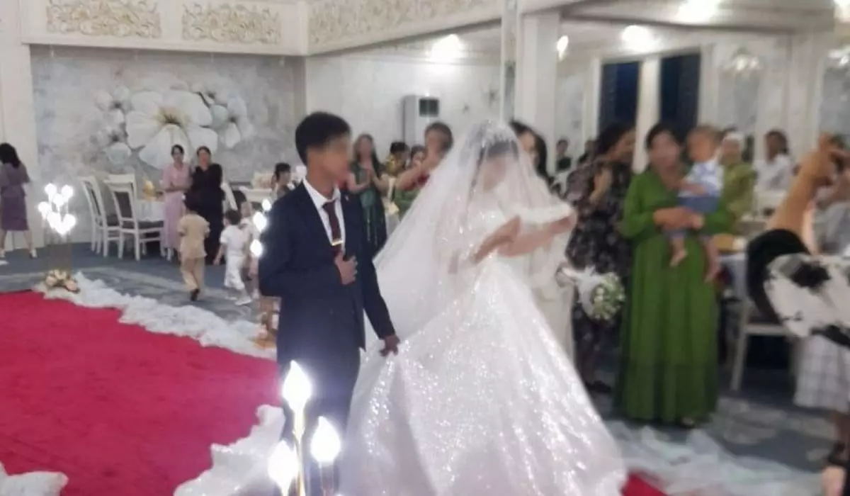 Подростки сыграли свадьбу в Узбекистане (ВИДЕО)
