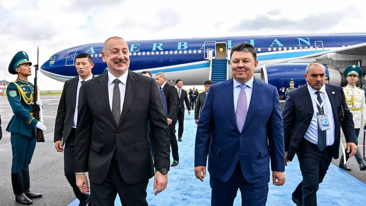 Әзербайжан президенті Ильхам Әлиевті Қанат Бозымбаев қарсы алды