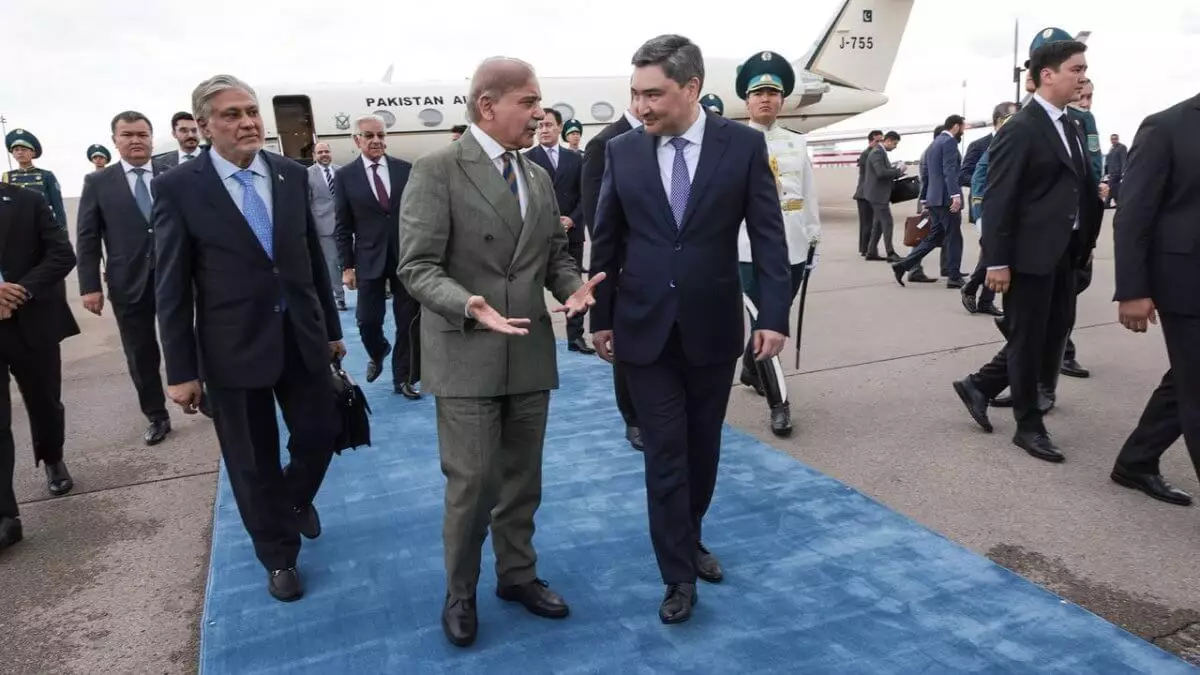 Премьер-министр Пакистана прибыл в Казахстан