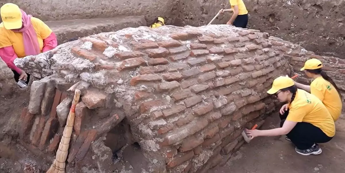 Студенты нашли дромос древнего мавзолея в Атырауской области (ВИДЕО)
