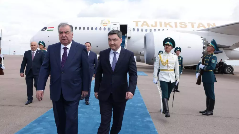 Президент Таджикистана Эмомали Рахмон прилетел в Казахстан