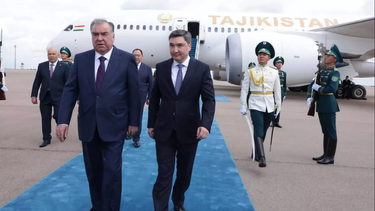 Эмомали Рахмон прибыл в столицу Казахстана на саммит ШОС