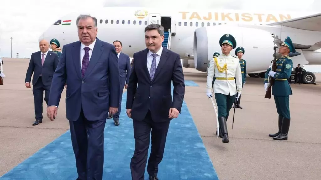 Астана принимает лидеров ШОС: Эмомали Рахмон прибыл на саммит
