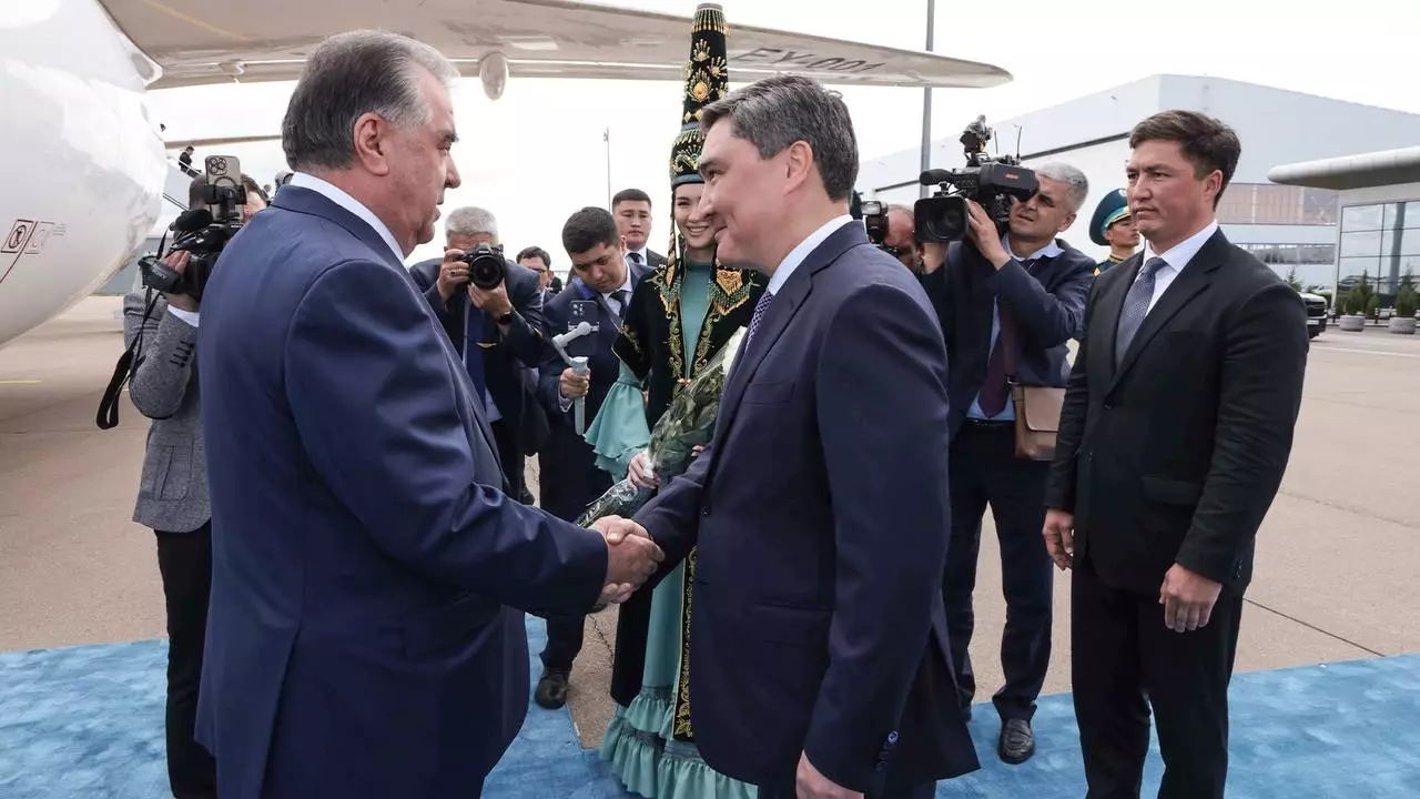 В Астану прибыл президент Таджикистана Эмомали Рахмон