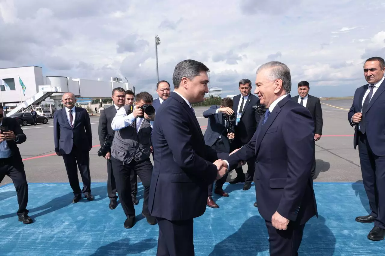 В Астану прибыл президент Узбекистана Шавкат Мирзиёев