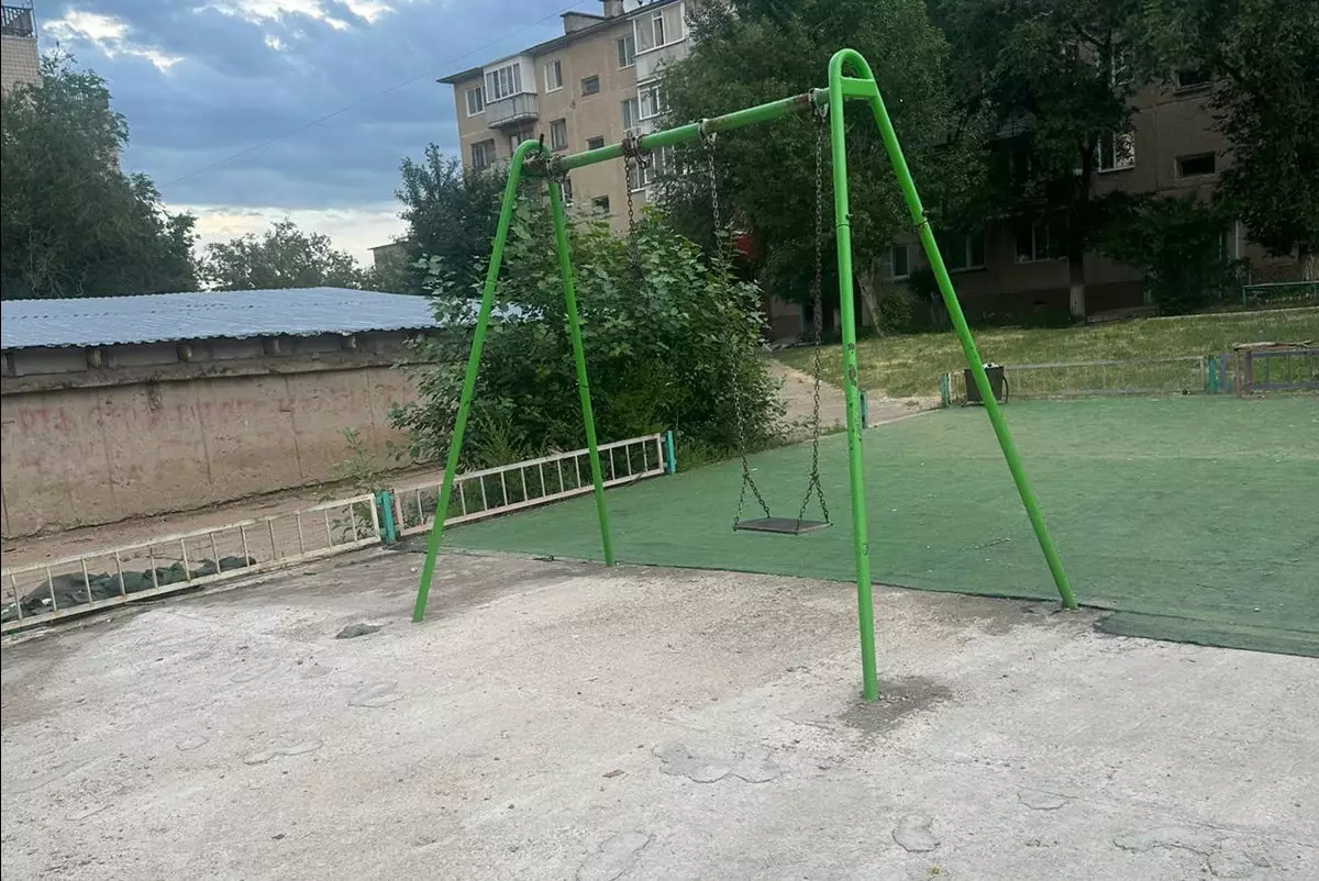 Головой о бетон: убийцами назвали детские площадки жители Степногорска