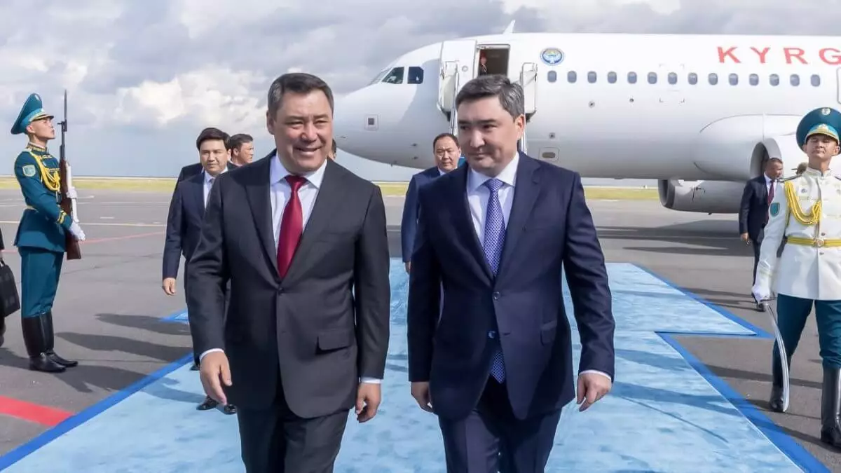 Президента Кыргызстана встретили в аэропорту Астаны