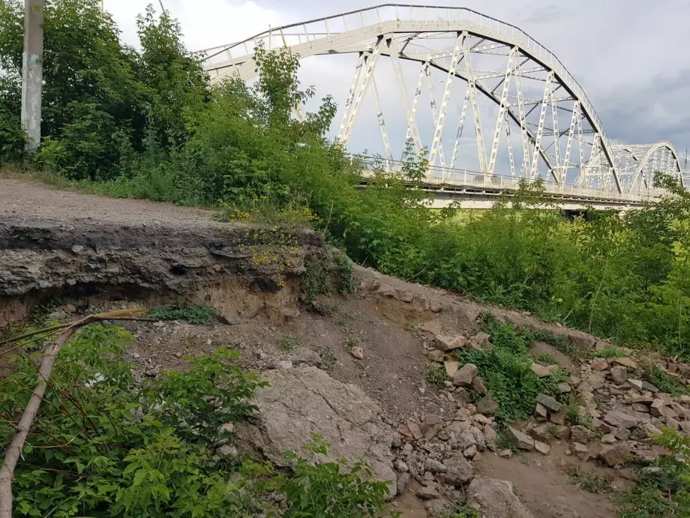 В Петропавловске дачники рискуют покалечиться на разрушенной паводком дороге