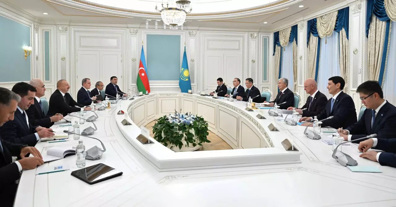 Токаев провел встречу с президентом Азербайджана Ильхамом Алиевым