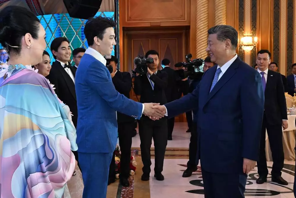 Димаш Кудайберген выступил перед лидерами Казахстана и КНР