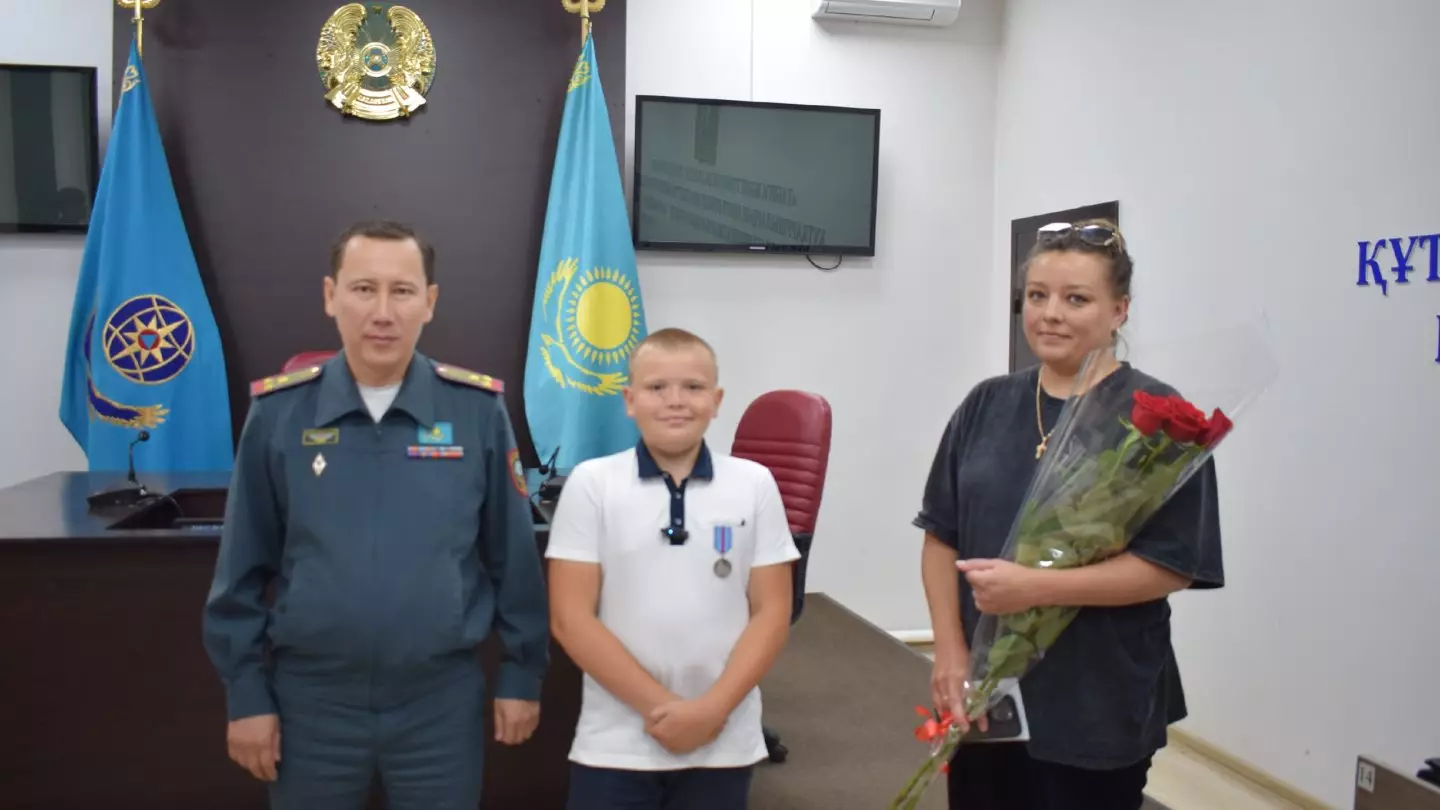 В МЧС наградили медалью 10-летнего мальчика из Кокшетау