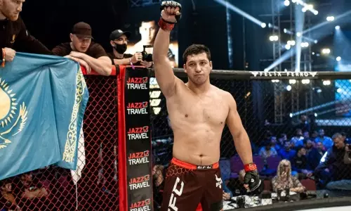 Казахстанец узнал соперника и дату боя за место в UFC
