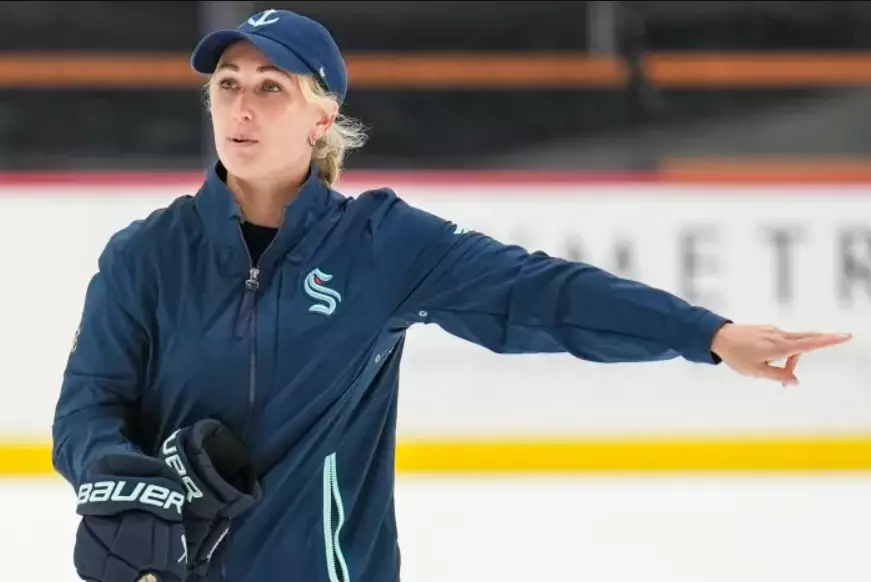 Женщина впервые стала тренером клуба НХЛ