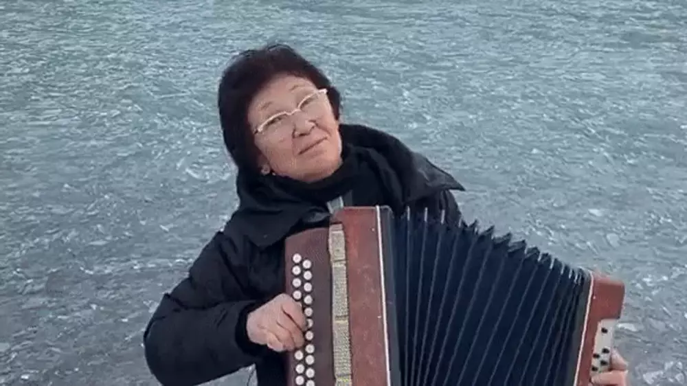 68-летняя пенсионерка-мобилограф разрушает мифы о "бабушках на скамейке"