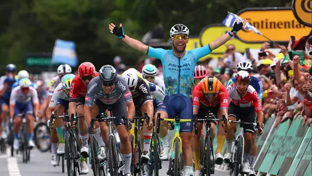 Велогонщик "Астаны" выиграл этап "Тур де Франс" и установил новый рекорд