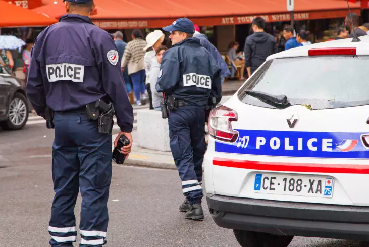Около 20 человек напали на официального представителя правительства Франции