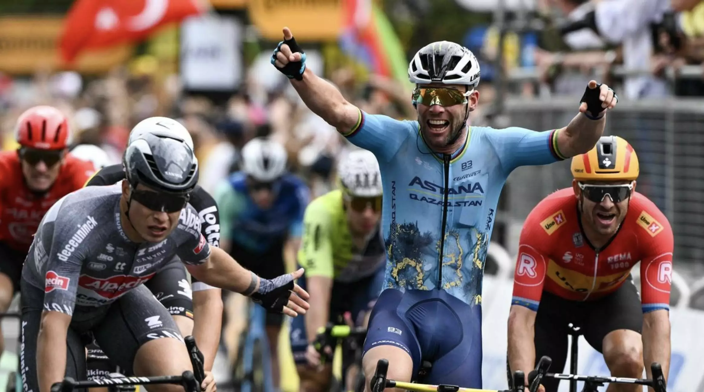 Велогонщик Astana Qazaqstan Team вошел в историю благодаря победе на этапе «Тур де Франс»